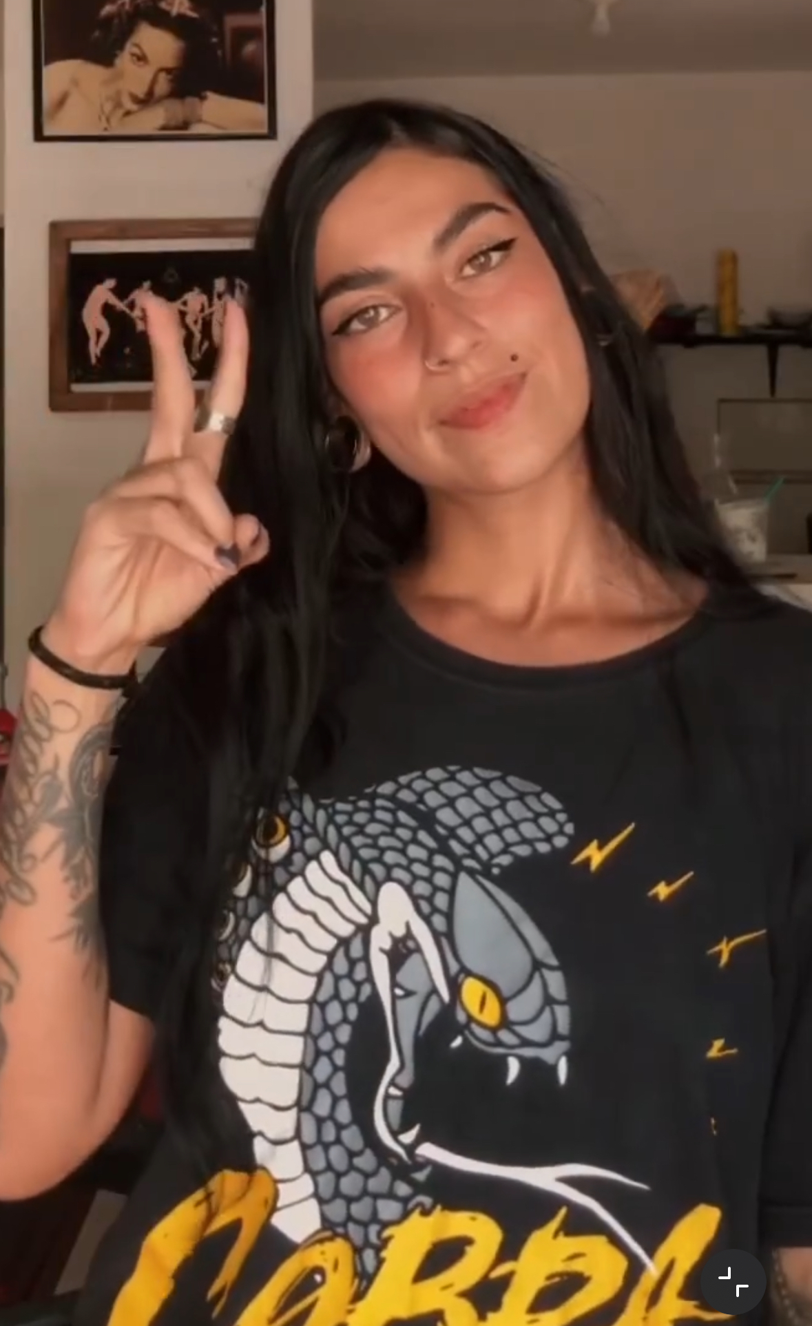Den, fundador de Santa Chula Factory, sosteniendo una camiseta recién impresa